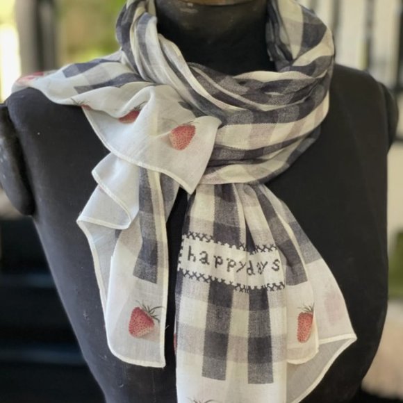 Market of Stars Gingham & Strawberries Scarf - Picture 4 of 5
